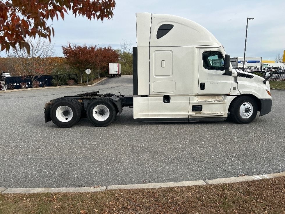 Sleeper Tractor-Heavy Duty Tractors-Freightliner-2021-T12664ST-Fitchburg-MA-564,510\n\t\tmiles-$ 56,500 - Image 7
