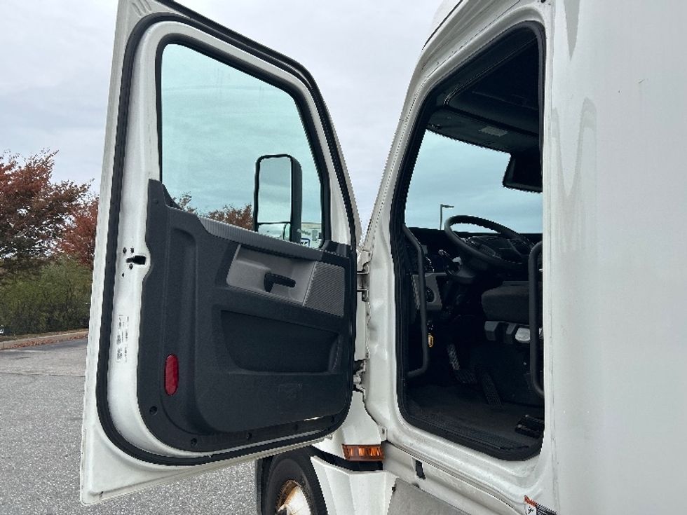 Sleeper Tractor-Heavy Duty Tractors-Freightliner-2021-T12664ST-Fitchburg-MA-564,510\n\t\tmiles-$ 56,500 - Image 8