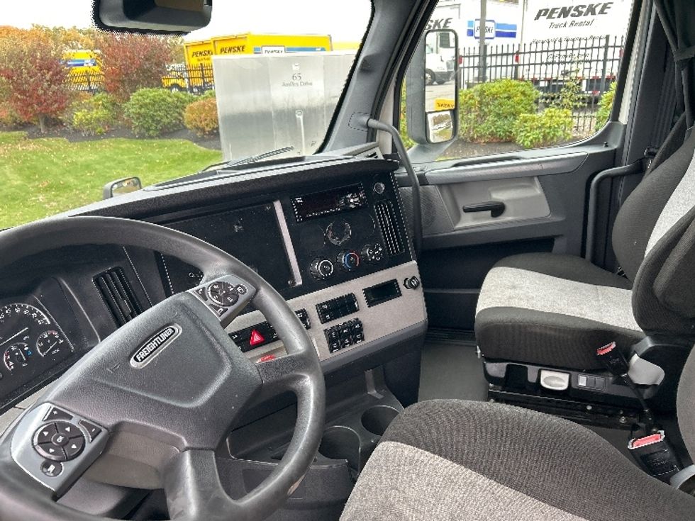 Sleeper Tractor-Heavy Duty Tractors-Freightliner-2021-T12664ST-Fitchburg-MA-564,510\n\t\tmiles-$ 56,500 - Image 9