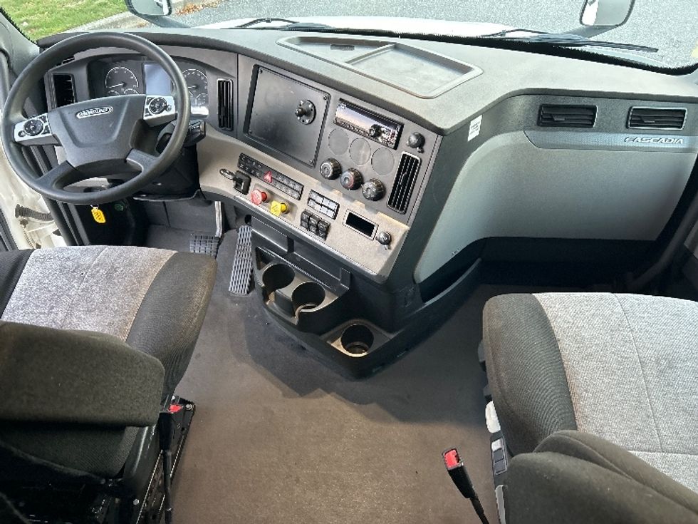 Sleeper Tractor-Heavy Duty Tractors-Freightliner-2021-T12664ST-Fitchburg-MA-588,627\n\t\tmiles-$ 54,500 - Image 11