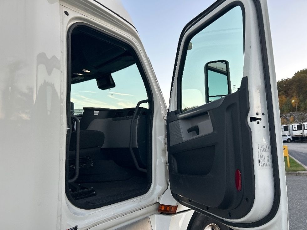 Sleeper Tractor-Heavy Duty Tractors-Freightliner-2021-T12664ST-Fitchburg-MA-588,627\n\t\tmiles-$ 54,500 - Image 12