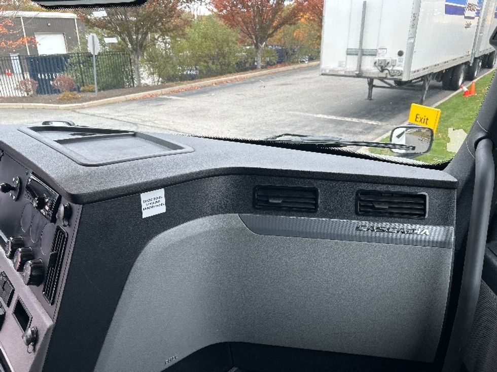 Sleeper Tractor-Heavy Duty Tractors-Freightliner-2021-T12664ST-Fitchburg-MA-588,627\n\t\tmiles-$ 54,500 - Image 13