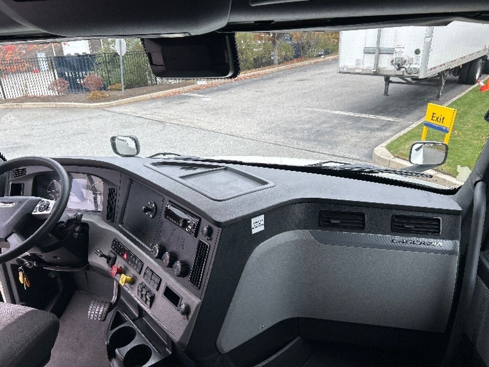 Sleeper Tractor-Heavy Duty Tractors-Freightliner-2021-T12664ST-Fitchburg-MA-588,627\n\t\tmiles-$ 54,500 - Image 14