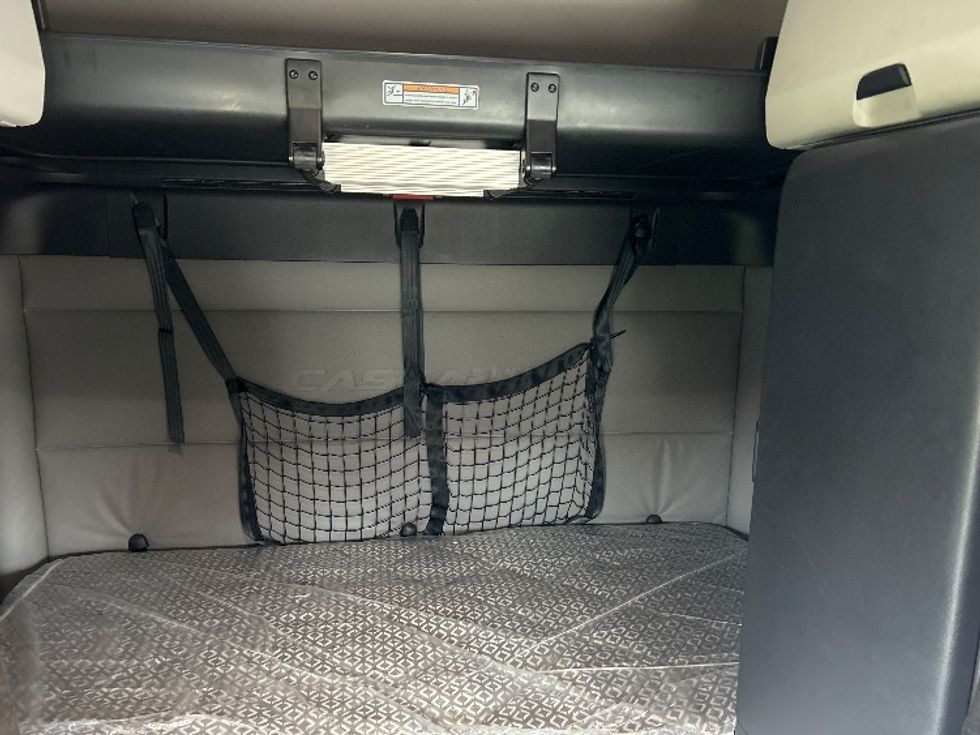 Sleeper Tractor-Heavy Duty Tractors-Freightliner-2021-T12664ST-Fitchburg-MA-588,627\n\t\tmiles-$ 54,500 - Image 15