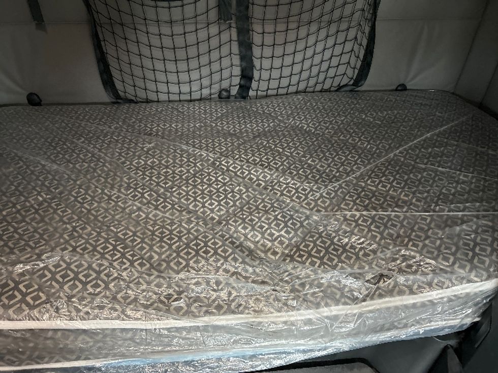 Sleeper Tractor-Heavy Duty Tractors-Freightliner-2021-T12664ST-Fitchburg-MA-588,627\n\t\tmiles-$ 54,500 - Image 16