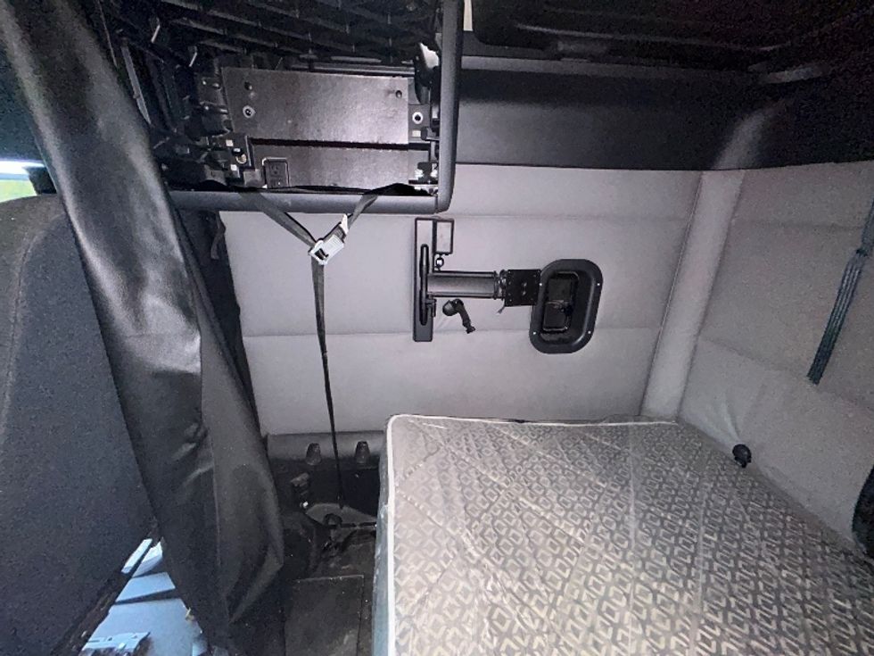 Sleeper Tractor-Heavy Duty Tractors-Freightliner-2021-T12664ST-Fitchburg-MA-588,627\n\t\tmiles-$ 54,500 - Image 18