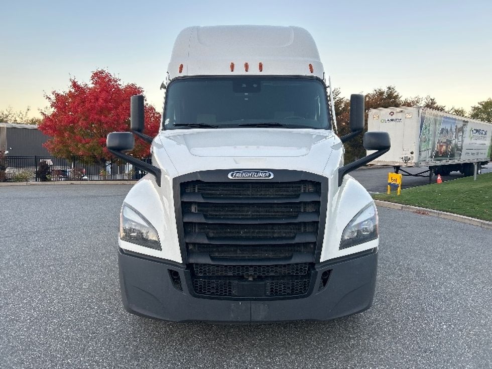 Sleeper Tractor-Heavy Duty Tractors-Freightliner-2021-T12664ST-Fitchburg-MA-588,627\n\t\tmiles-$ 54,500 - Image 2