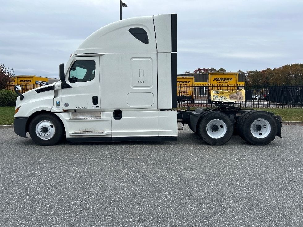 Sleeper Tractor-Heavy Duty Tractors-Freightliner-2021-T12664ST-Fitchburg-MA-588,627\n\t\tmiles-$ 54,500 - Image 4