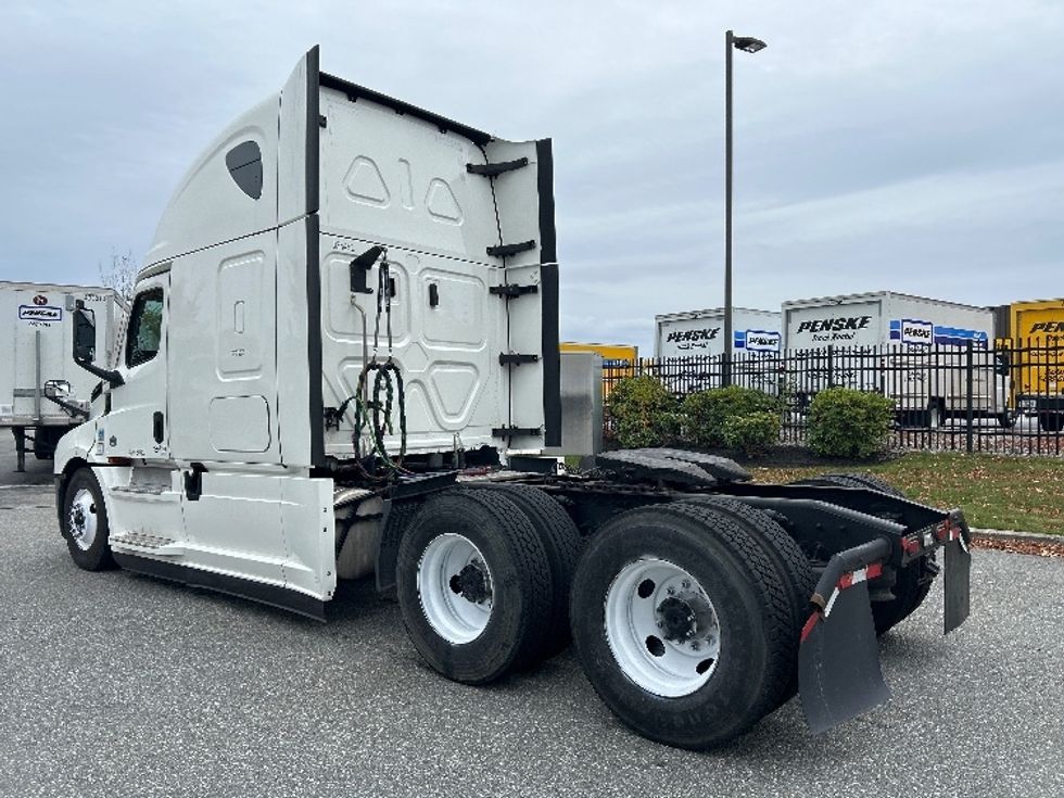 Sleeper Tractor-Heavy Duty Tractors-Freightliner-2021-T12664ST-Fitchburg-MA-588,627\n\t\tmiles-$ 54,500 - Image 5