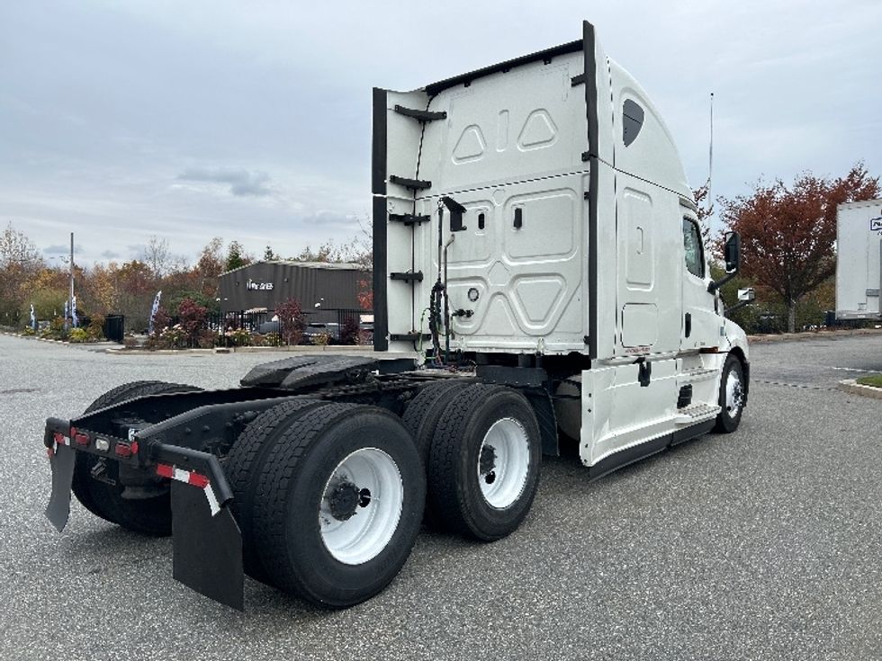 Sleeper Tractor-Heavy Duty Tractors-Freightliner-2021-T12664ST-Fitchburg-MA-588,627\n\t\tmiles-$ 54,500 - Image 7