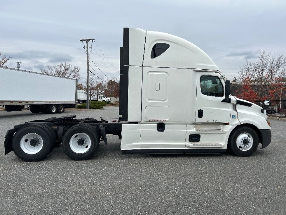 Sleeper Tractor-Heavy Duty Tractors-Freightliner-2021-T12664ST-Fitchburg-MA-588,627\n\t\tmiles-$ 54,500 - Image 8