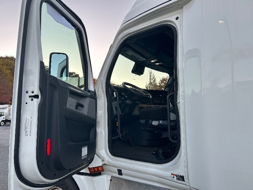 Sleeper Tractor-Heavy Duty Tractors-Freightliner-2021-T12664ST-Fitchburg-MA-588,627\n\t\tmiles-$ 54,500 - Image 9