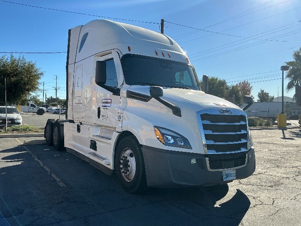 Sleeper Tractor-Heavy Duty Tractors-Freightliner-2021-T12664ST-Fontana-CA-227,086\n\t\tmiles-$ 92,500 - Image 1