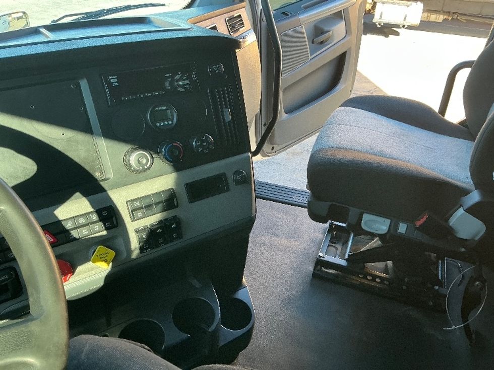 Sleeper Tractor-Heavy Duty Tractors-Freightliner-2021-T12664ST-Fontana-CA-227,086\n\t\tmiles-$ 92,500 - Image 10