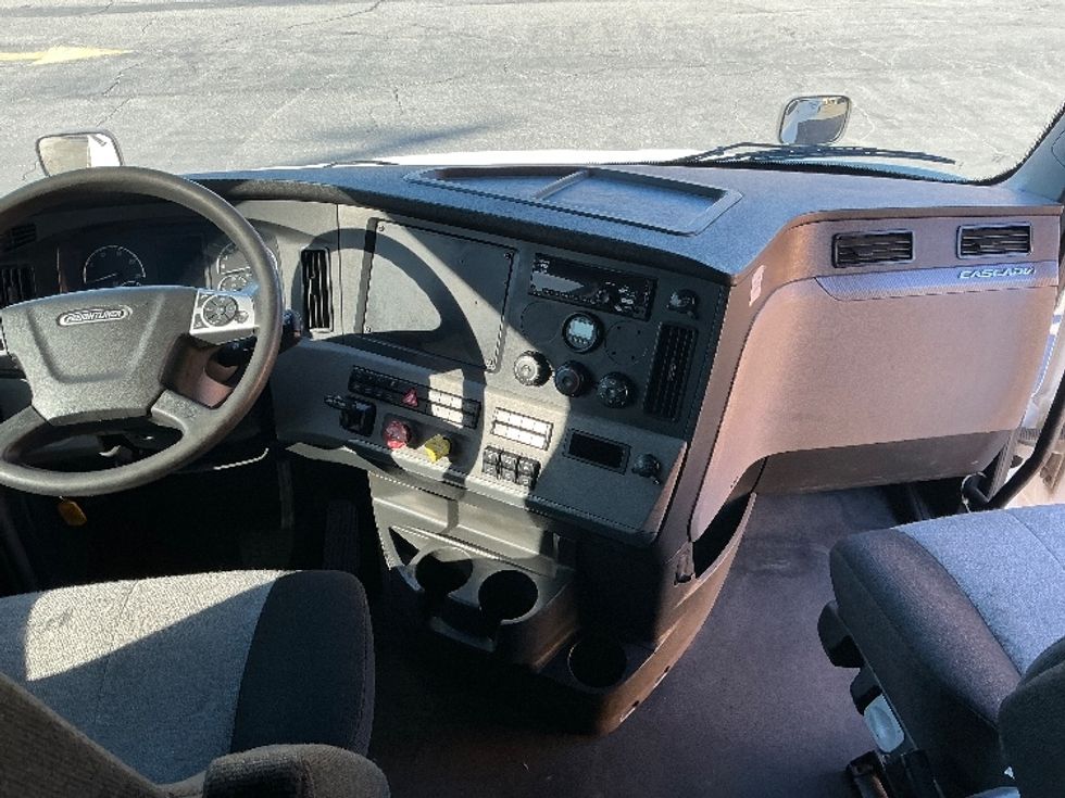 Sleeper Tractor-Heavy Duty Tractors-Freightliner-2021-T12664ST-Fontana-CA-227,086\n\t\tmiles-$ 92,500 - Image 12