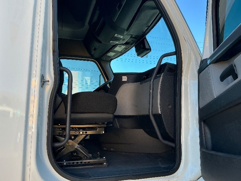 Sleeper Tractor-Heavy Duty Tractors-Freightliner-2021-T12664ST-Fontana-CA-227,086\n\t\tmiles-$ 92,500 - Image 13