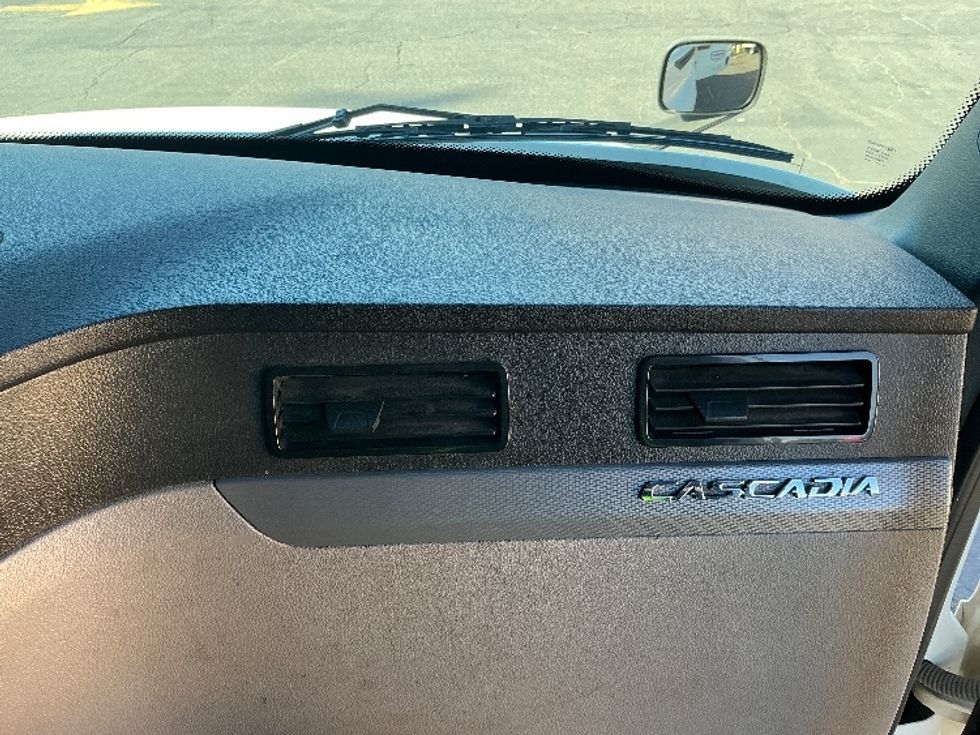 Sleeper Tractor-Heavy Duty Tractors-Freightliner-2021-T12664ST-Fontana-CA-227,086\n\t\tmiles-$ 92,500 - Image 14