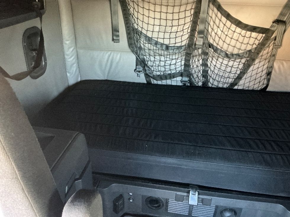 Sleeper Tractor-Heavy Duty Tractors-Freightliner-2021-T12664ST-Fontana-CA-227,086\n\t\tmiles-$ 92,500 - Image 16