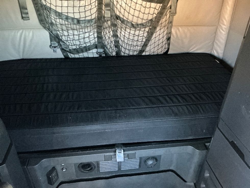 Sleeper Tractor-Heavy Duty Tractors-Freightliner-2021-T12664ST-Fontana-CA-227,086\n\t\tmiles-$ 92,500 - Image 17