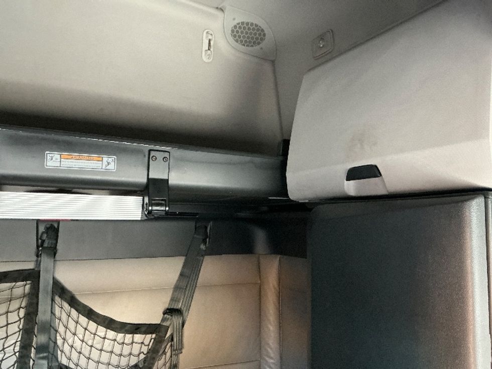 Sleeper Tractor-Heavy Duty Tractors-Freightliner-2021-T12664ST-Fontana-CA-227,086\n\t\tmiles-$ 92,500 - Image 18