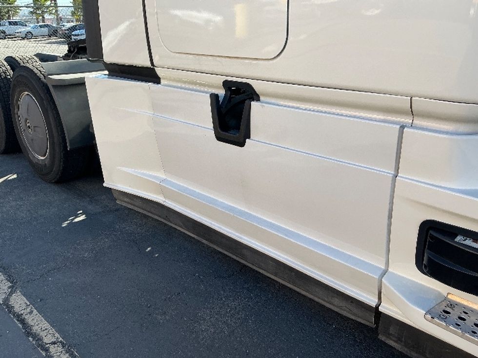 Sleeper Tractor-Heavy Duty Tractors-Freightliner-2021-T12664ST-Fontana-CA-227,086\n\t\tmiles-$ 92,500 - Image 22