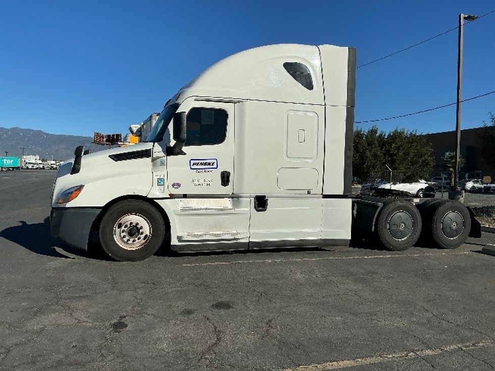 Sleeper Tractor-Heavy Duty Tractors-Freightliner-2021-T12664ST-Fontana-CA-227,086\n\t\tmiles-$ 92,500 - Image 4