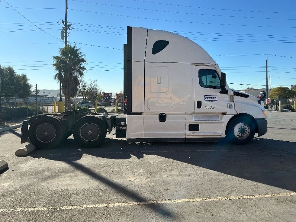 Sleeper Tractor-Heavy Duty Tractors-Freightliner-2021-T12664ST-Fontana-CA-227,086\n\t\tmiles-$ 92,500 - Image 8
