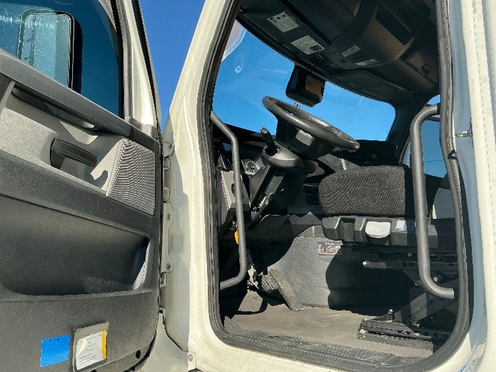 Sleeper Tractor-Heavy Duty Tractors-Freightliner-2021-T12664ST-Fontana-CA-227,086\n\t\tmiles-$ 92,500 - Image 9