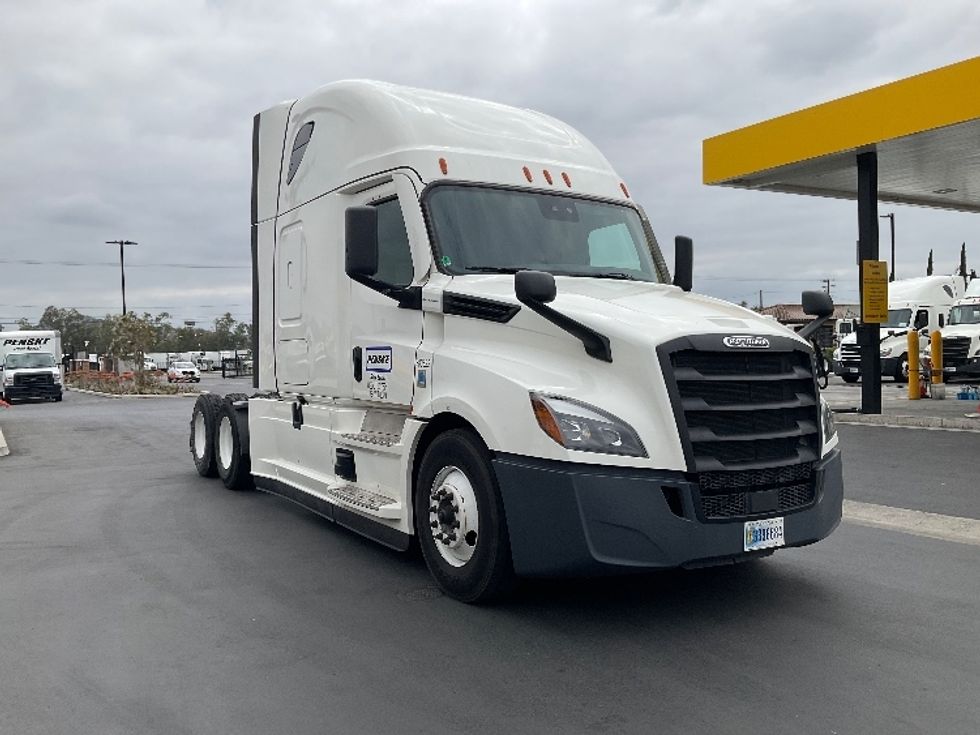 Sleeper Tractor-Heavy Duty Tractors-Freightliner-2021-T12664ST-Fontana-CA-418,915\n\t\tmiles-$ 81,000 - Image 1