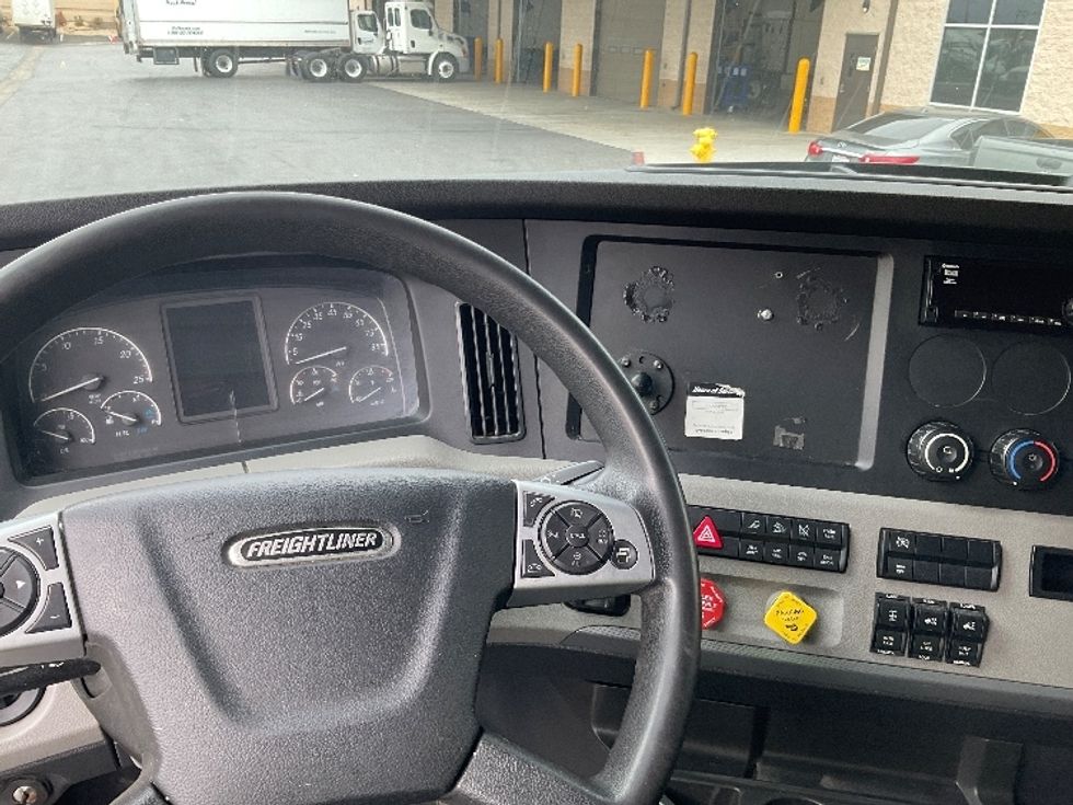 Sleeper Tractor-Heavy Duty Tractors-Freightliner-2021-T12664ST-Fontana-CA-418,915\n\t\tmiles-$ 81,000 - Image 11