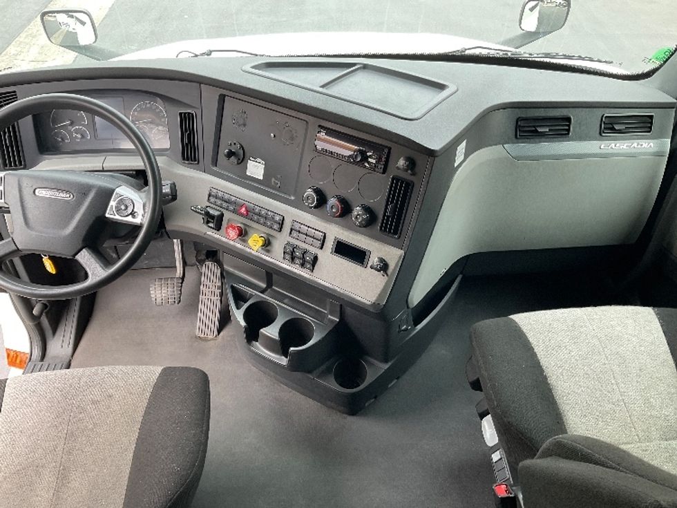 Sleeper Tractor-Heavy Duty Tractors-Freightliner-2021-T12664ST-Fontana-CA-418,915\n\t\tmiles-$ 81,000 - Image 12