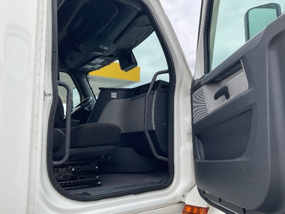 Sleeper Tractor-Heavy Duty Tractors-Freightliner-2021-T12664ST-Fontana-CA-418,915\n\t\tmiles-$ 81,000 - Image 13