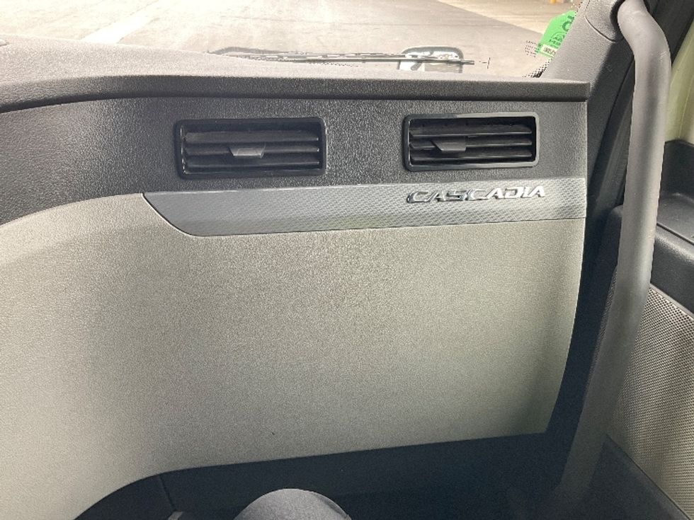 Sleeper Tractor-Heavy Duty Tractors-Freightliner-2021-T12664ST-Fontana-CA-418,915\n\t\tmiles-$ 81,000 - Image 14