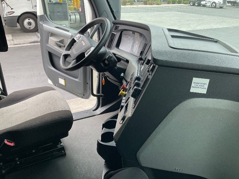 Sleeper Tractor-Heavy Duty Tractors-Freightliner-2021-T12664ST-Fontana-CA-418,915\n\t\tmiles-$ 81,000 - Image 15