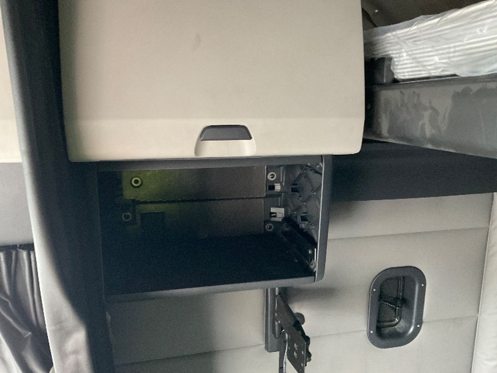 Sleeper Tractor-Heavy Duty Tractors-Freightliner-2021-T12664ST-Fontana-CA-418,915\n\t\tmiles-$ 81,000 - Image 16