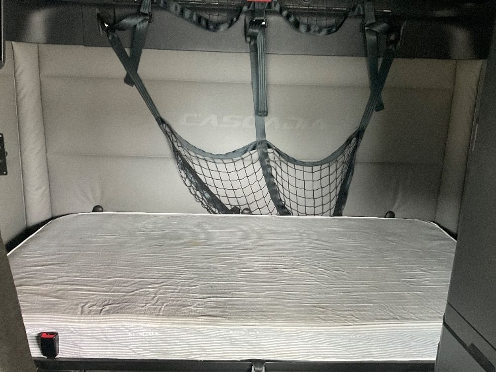 Sleeper Tractor-Heavy Duty Tractors-Freightliner-2021-T12664ST-Fontana-CA-418,915\n\t\tmiles-$ 81,000 - Image 17