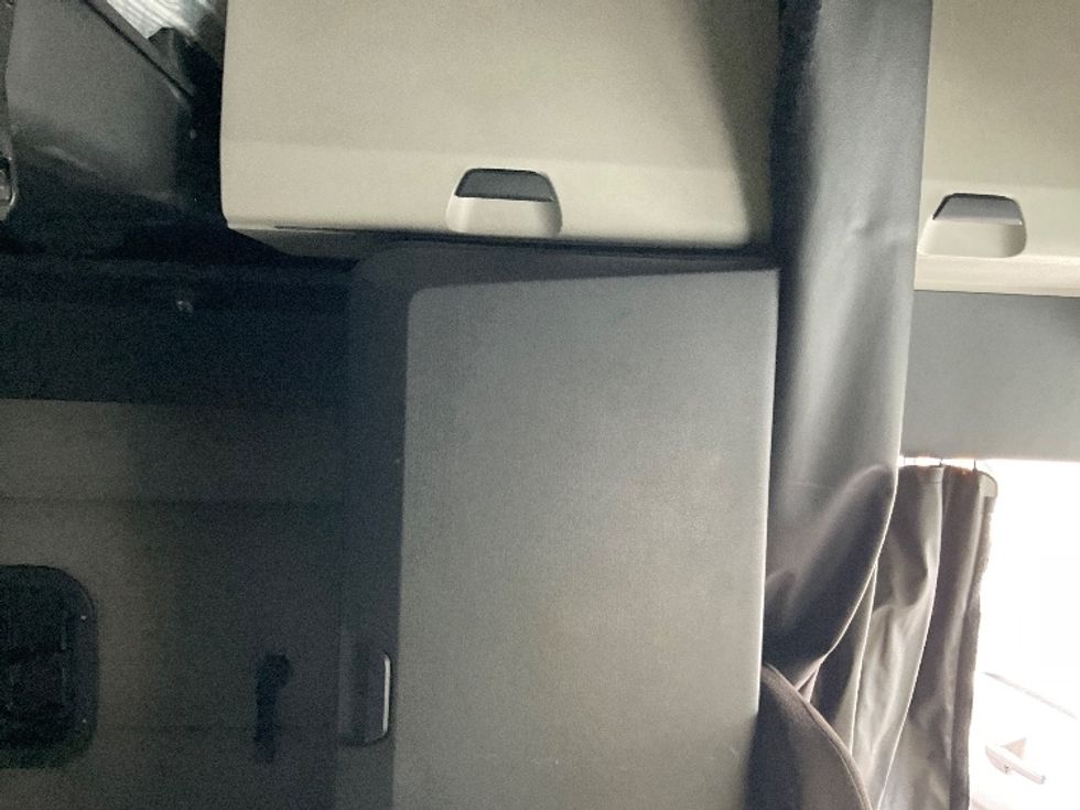 Sleeper Tractor-Heavy Duty Tractors-Freightliner-2021-T12664ST-Fontana-CA-418,915\n\t\tmiles-$ 81,000 - Image 18