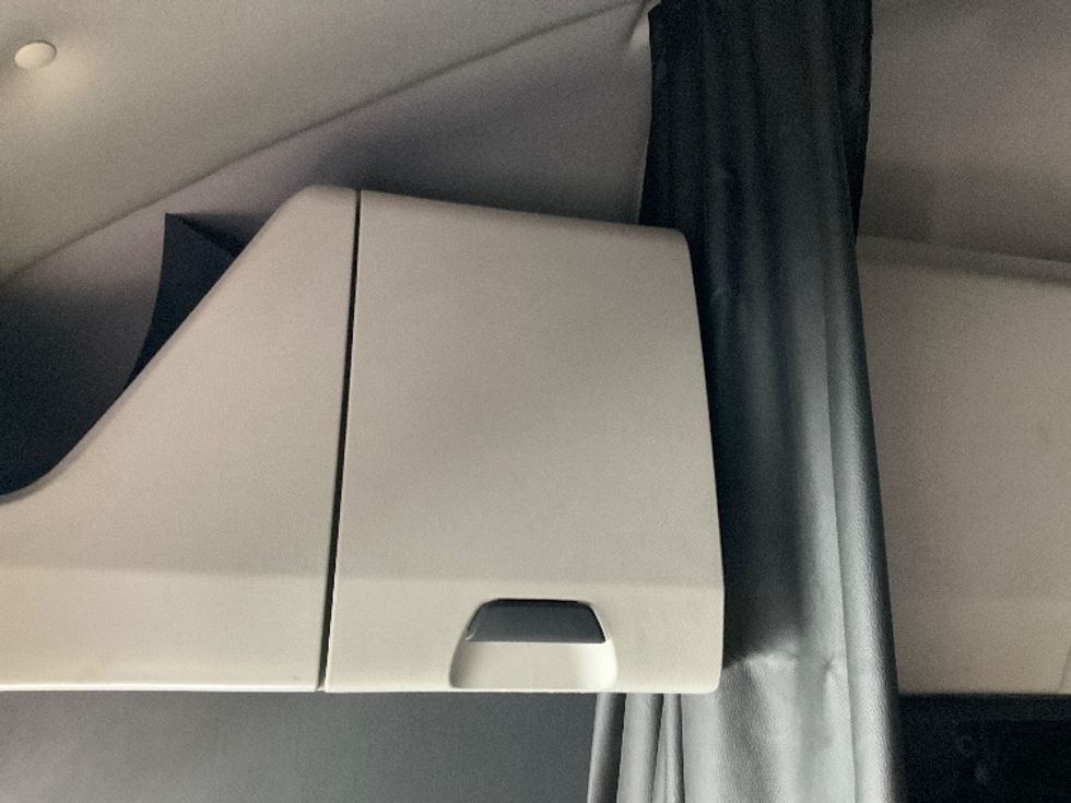 Sleeper Tractor-Heavy Duty Tractors-Freightliner-2021-T12664ST-Fontana-CA-418,915\n\t\tmiles-$ 81,000 - Image 19