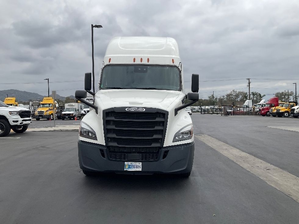 Sleeper Tractor-Heavy Duty Tractors-Freightliner-2021-T12664ST-Fontana-CA-418,915\n\t\tmiles-$ 81,000 - Image 2