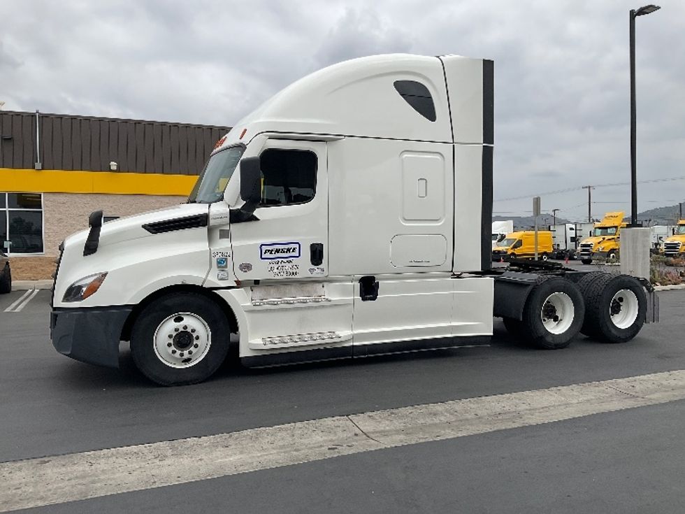 Sleeper Tractor-Heavy Duty Tractors-Freightliner-2021-T12664ST-Fontana-CA-418,915\n\t\tmiles-$ 81,000 - Image 4