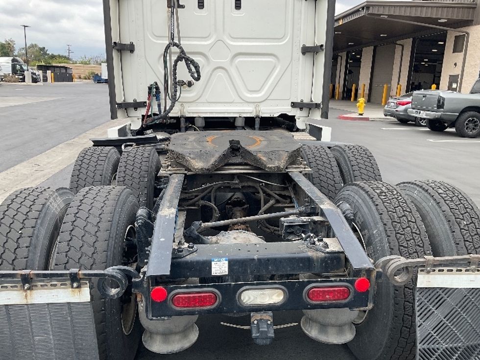 Sleeper Tractor-Heavy Duty Tractors-Freightliner-2021-T12664ST-Fontana-CA-418,915\n\t\tmiles-$ 81,000 - Image 6
