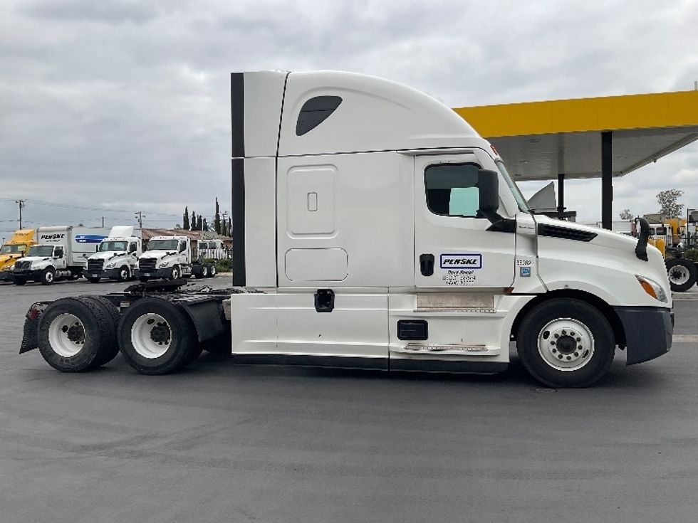 Sleeper Tractor-Heavy Duty Tractors-Freightliner-2021-T12664ST-Fontana-CA-418,915\n\t\tmiles-$ 81,000 - Image 8