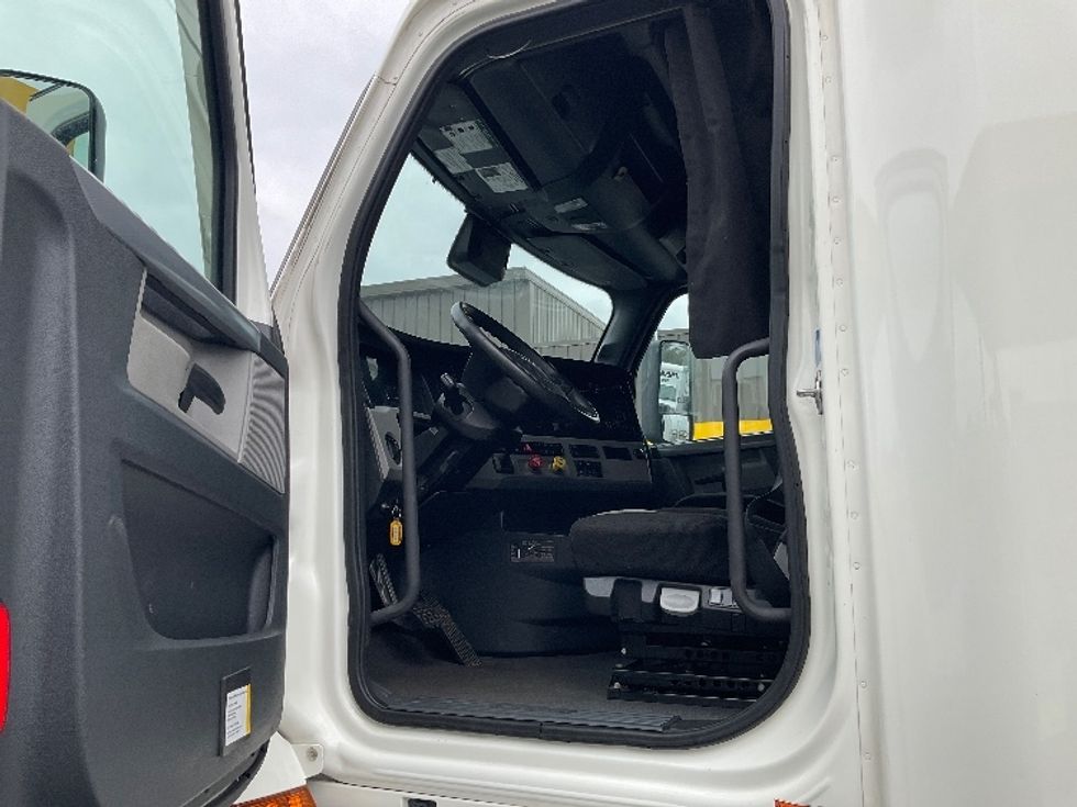 Sleeper Tractor-Heavy Duty Tractors-Freightliner-2021-T12664ST-Fontana-CA-418,915\n\t\tmiles-$ 81,000 - Image 9