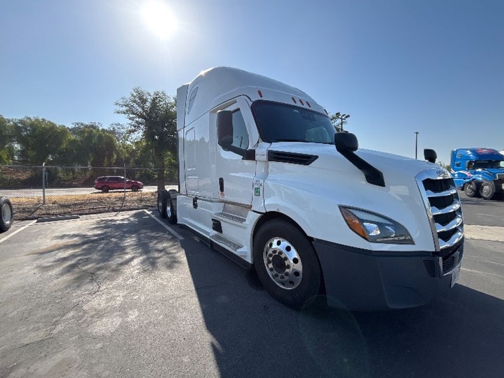 Sleeper Tractor-Heavy Duty Tractors-Freightliner-2021-T12664ST-Fontana-CA-426,210\n\t\tmiles-$ 73,750 - Image 1