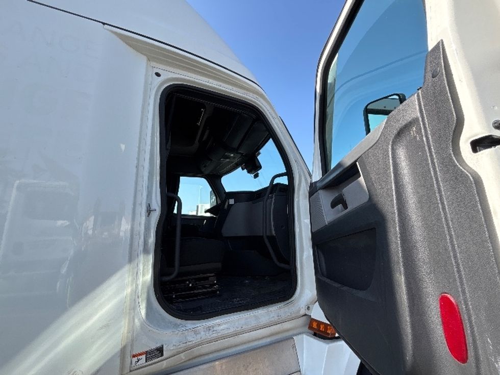 Sleeper Tractor-Heavy Duty Tractors-Freightliner-2021-T12664ST-Fontana-CA-426,210\n\t\tmiles-$ 73,750 - Image 13