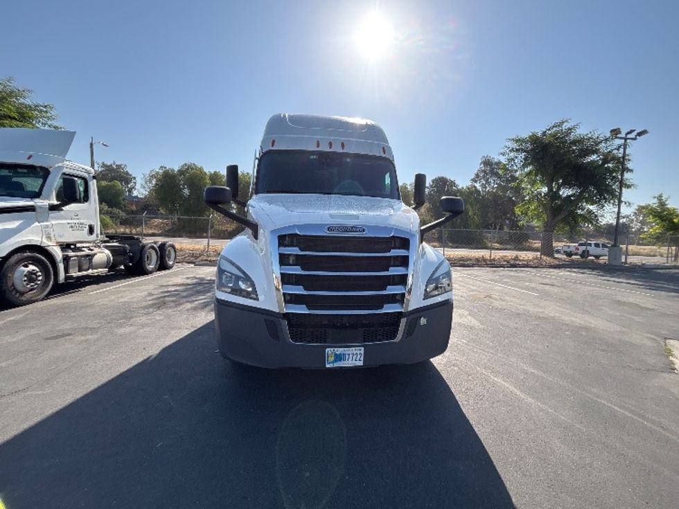 Sleeper Tractor-Heavy Duty Tractors-Freightliner-2021-T12664ST-Fontana-CA-426,210\n\t\tmiles-$ 73,750 - Image 2