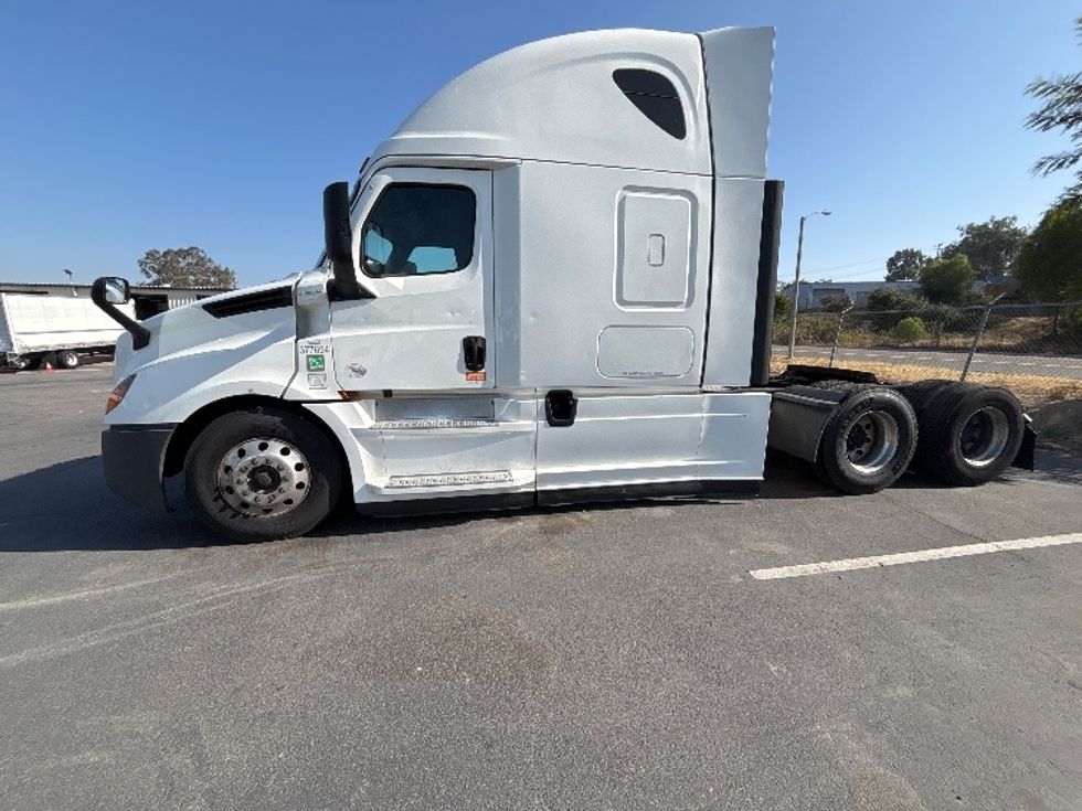 Sleeper Tractor-Heavy Duty Tractors-Freightliner-2021-T12664ST-Fontana-CA-426,210\n\t\tmiles-$ 73,750 - Image 4