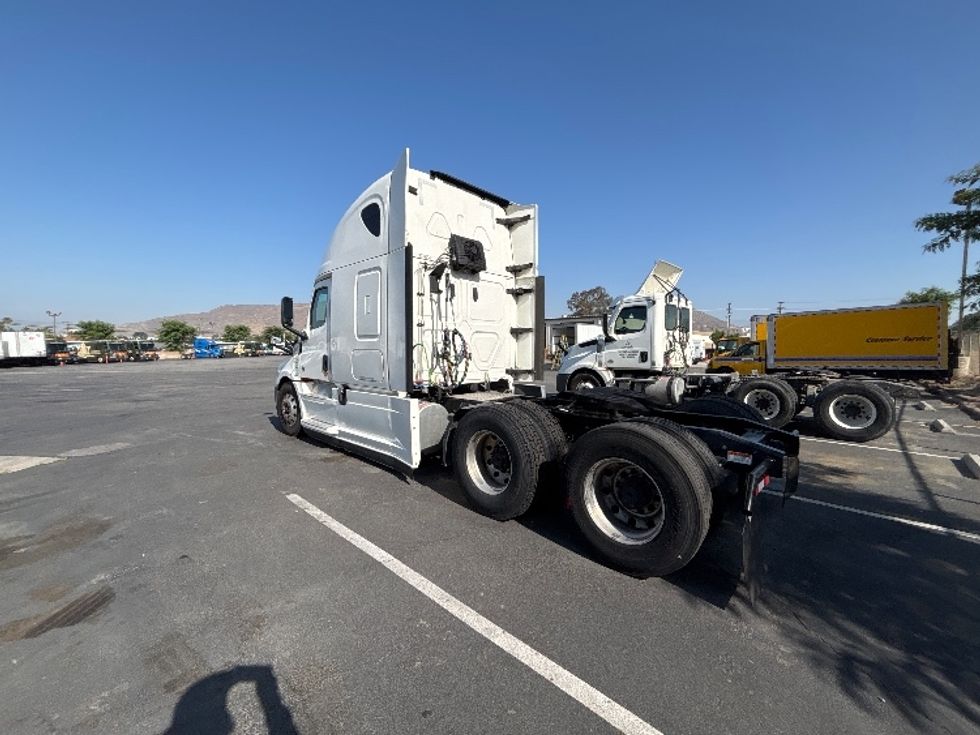 Sleeper Tractor-Heavy Duty Tractors-Freightliner-2021-T12664ST-Fontana-CA-426,210\n\t\tmiles-$ 73,750 - Image 5
