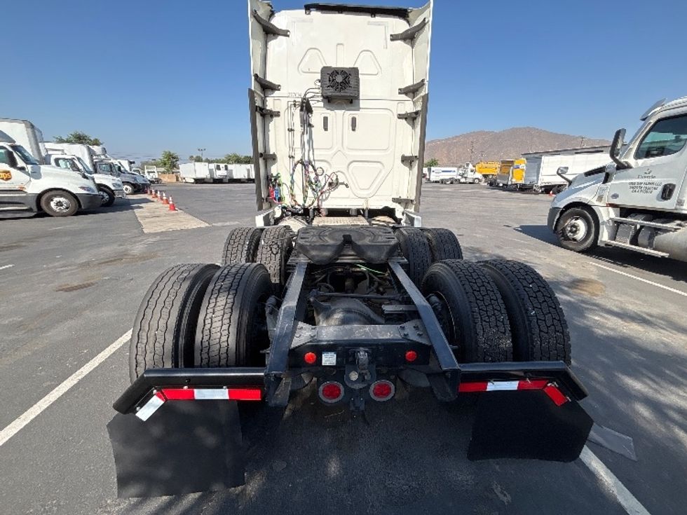 Sleeper Tractor-Heavy Duty Tractors-Freightliner-2021-T12664ST-Fontana-CA-426,210\n\t\tmiles-$ 73,750 - Image 6
