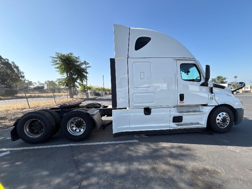 Sleeper Tractor-Heavy Duty Tractors-Freightliner-2021-T12664ST-Fontana-CA-426,210\n\t\tmiles-$ 73,750 - Image 8